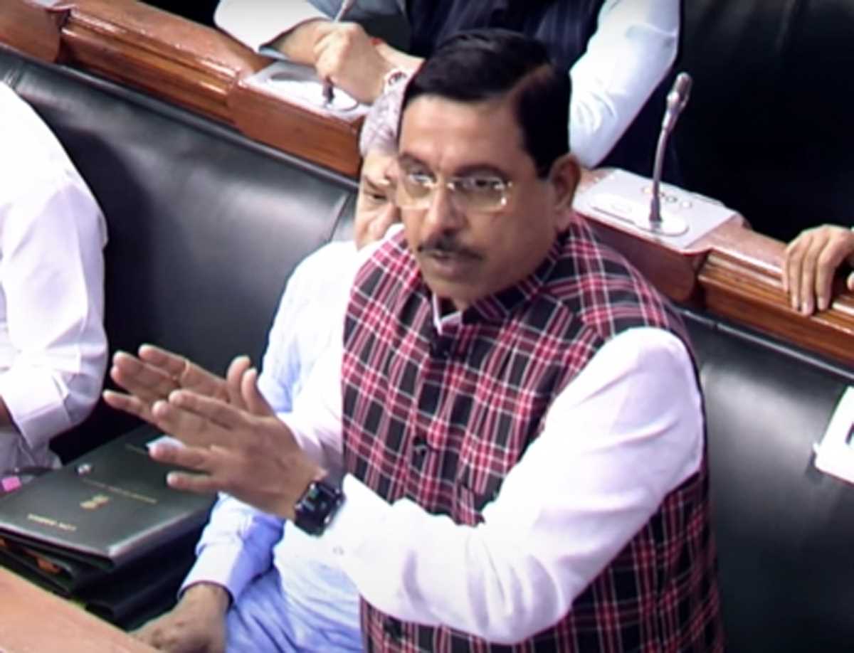 निलंबित सांसदों का 50 घंटे का धरना- बोली सरकार, भगवान इन्हें सद्बुद्धि दे